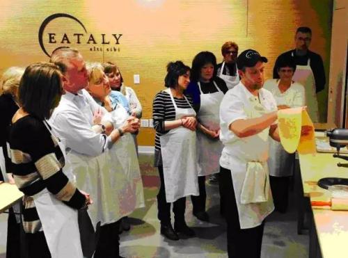 這家靠給人做飯的超市居然能年入25億 排隊(duì)排到爆