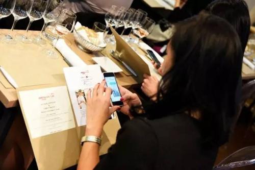 這家靠給人做飯的超市居然能年入25億 排隊(duì)排到爆